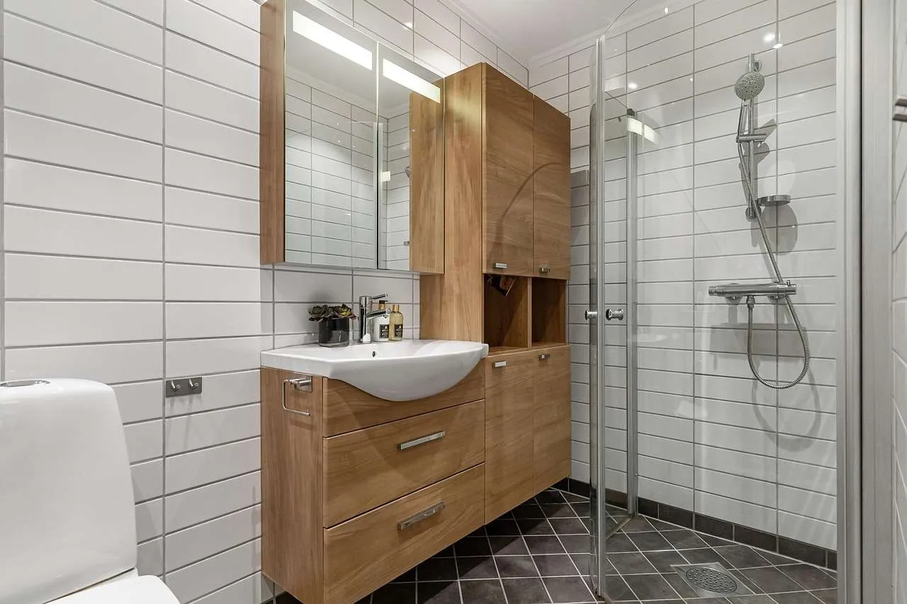 Small Bathroom Ideas: Maximize Tiny Spaces